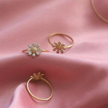 Load image into Gallery viewer, 14K Gold Flower Ring, Gold Ring, Minimalist, Daisy Charm, Gift for Her, Mother's Day, Dainty Stacking Ring, Anniversary, Christmas Present