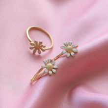 Load image into Gallery viewer, 14K Gold Flower Ring, Gold Ring, Minimalist, Daisy Charm, Gift for Her, Mother's Day, Dainty Stacking Ring, Anniversary, Christmas Present