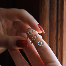 Load image into Gallery viewer, 14K Gold Flower Ring, Gold Ring, Minimalist, Daisy Charm, Gift for Her, Mother's Day, Dainty Stacking Ring, Anniversary, Christmas Present