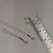 Load image into Gallery viewer, Dainty Daisy Necklace
