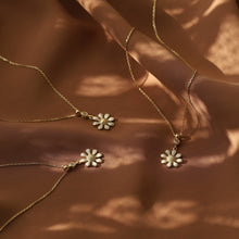 Load image into Gallery viewer, Dainty Daisy Necklace