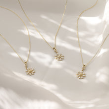 Load image into Gallery viewer, Dainty Daisy Necklace