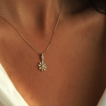 Load image into Gallery viewer, Dainty Daisy Necklace