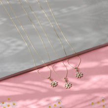 Load image into Gallery viewer, Dainty Daisy Necklace