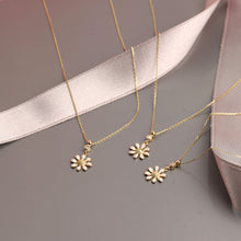 Load image into Gallery viewer, Dainty Daisy Necklace