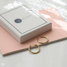 Load image into Gallery viewer, Simple Gold Hoop Earrings