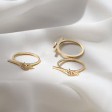 Load image into Gallery viewer, Gold Bar Star Ring
