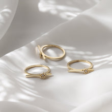 Load image into Gallery viewer, Gold Bar Star Ring