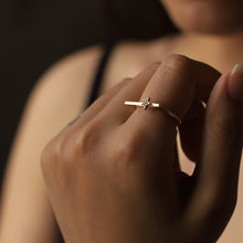 Load image into Gallery viewer, Gold Bar Star Ring