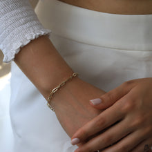 Load image into Gallery viewer, Medium Staple Chain Bracelet