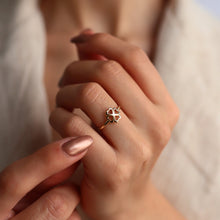 Load image into Gallery viewer, Hollow Clover Leaf Ring