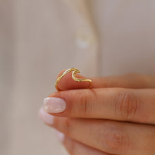 Load image into Gallery viewer, Gold Wave Ring