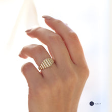 Load image into Gallery viewer, ZigZag Croissant Line Ring