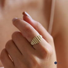Load image into Gallery viewer, ZigZag Croissant Line Ring