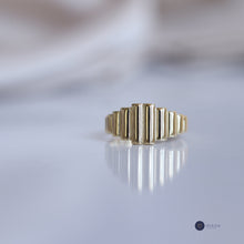 Load image into Gallery viewer, ZigZag Croissant Line Ring