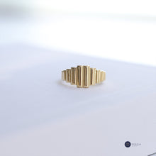 Load image into Gallery viewer, ZigZag Croissant Line Ring