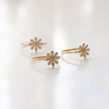 Load image into Gallery viewer, 14K Gold Flower Ring, Gold Ring, Minimalist, Daisy Charm, Gift for Her, Mother&#39;s Day, Dainty Stacking Ring, Anniversary, Christmas Present
