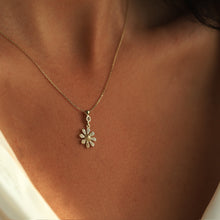Load image into Gallery viewer, Dainty Daisy Necklace
