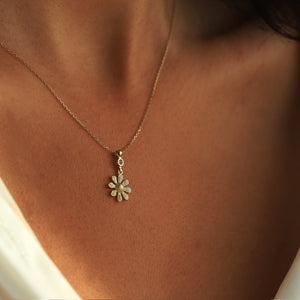 Dainty Daisy Necklace