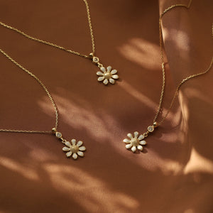 Dainty Daisy Necklace