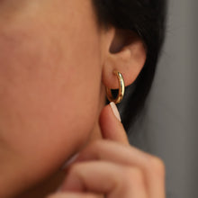 Load image into Gallery viewer, Simple Gold Hoop Earrings
