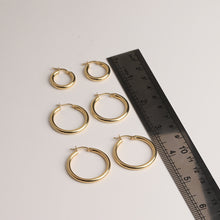 Load image into Gallery viewer, Simple Gold Hoop Earrings
